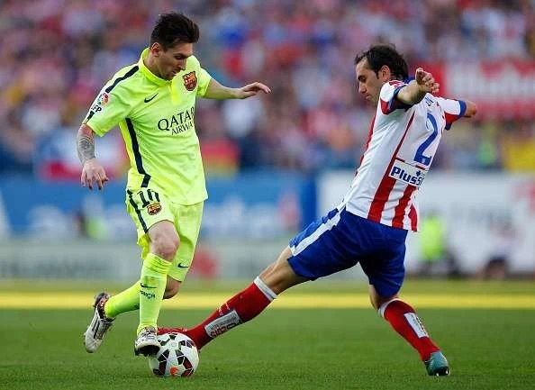 diego-godin-vs-lionel-messi-1496288667-800.jpg