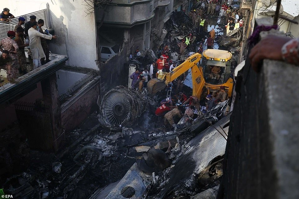 pakistan-plane-crash-5.jpg
