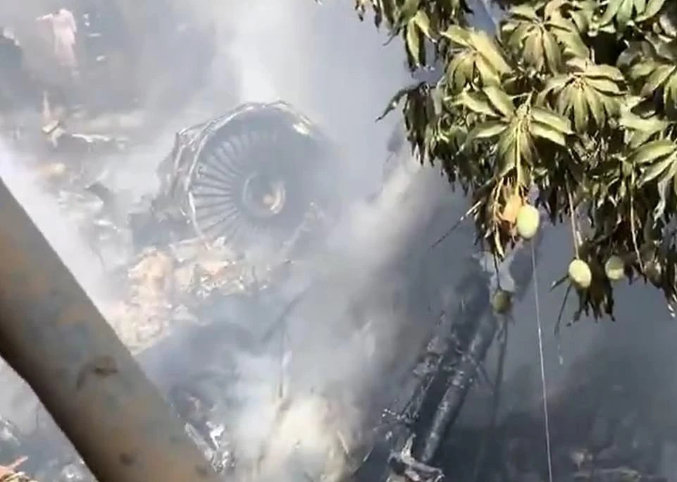 pakistan-plane-crash-9.jpg