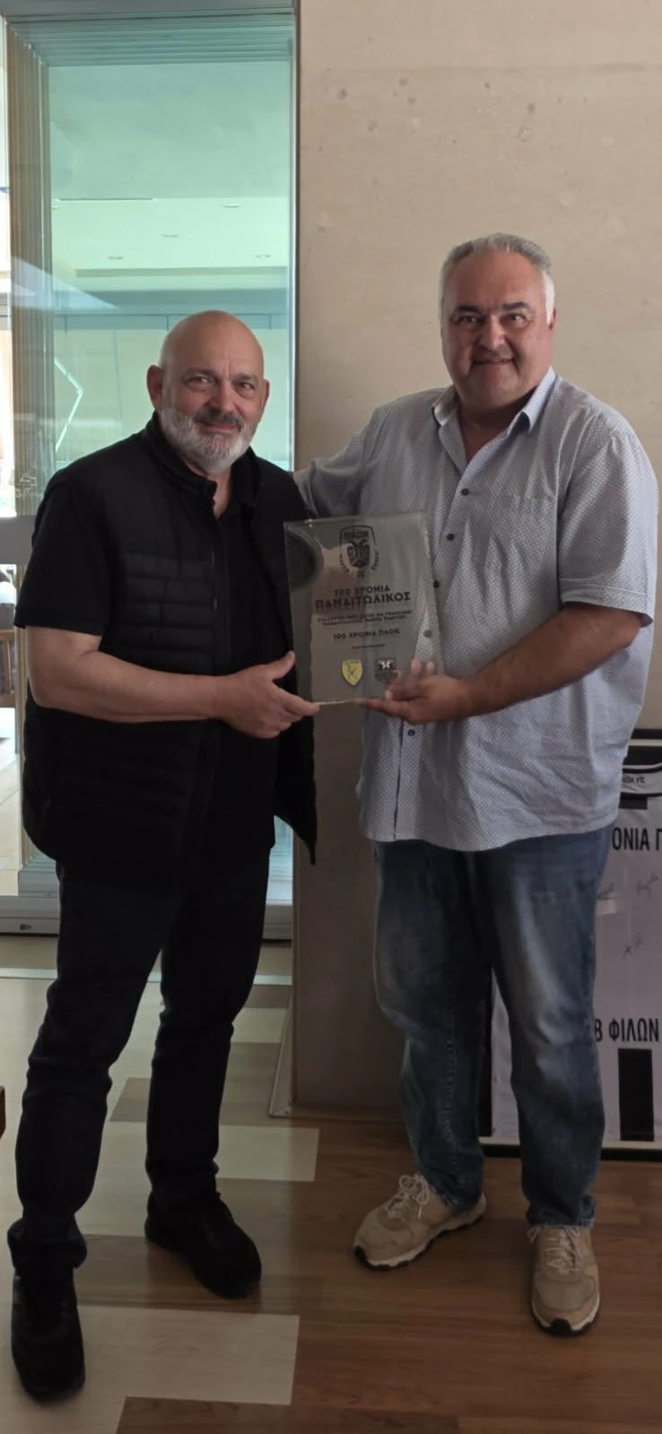 Ο πρόεδρος του CLUB Δημήτρης Μανάρης με τον πρόεδρο του Παναιτωλικού Μάκη Μπελεβώνη