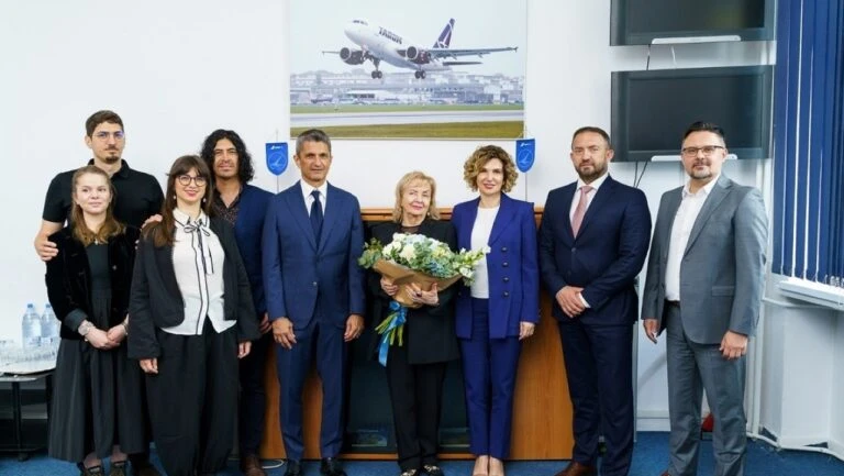 aeroporike-etairia-edose-se-boeing-to-onoma-tou-mirtsea-parousia-tou-razban-loutseskou.jpg?v=0