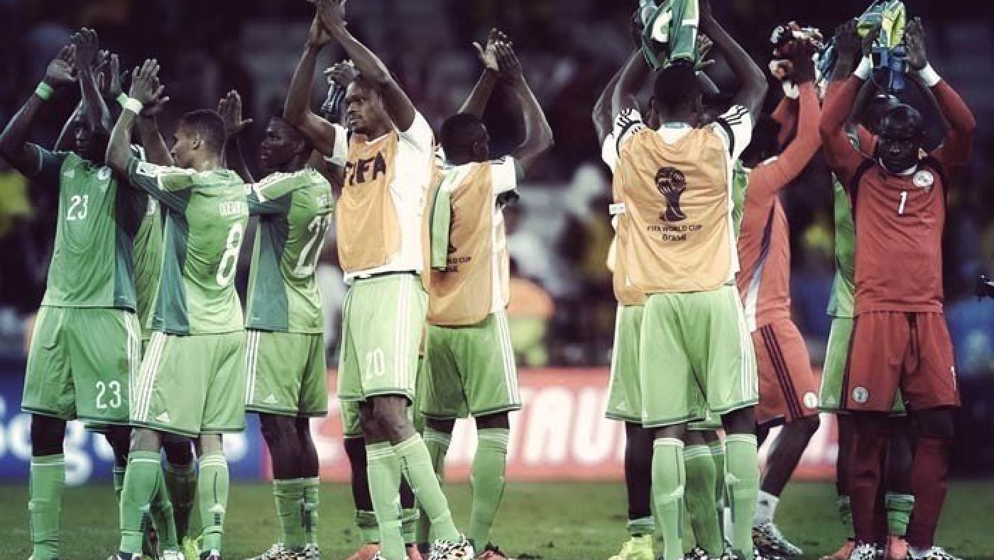 Ο διαιτητής πανηγυρίζει με τη Νιγηρία