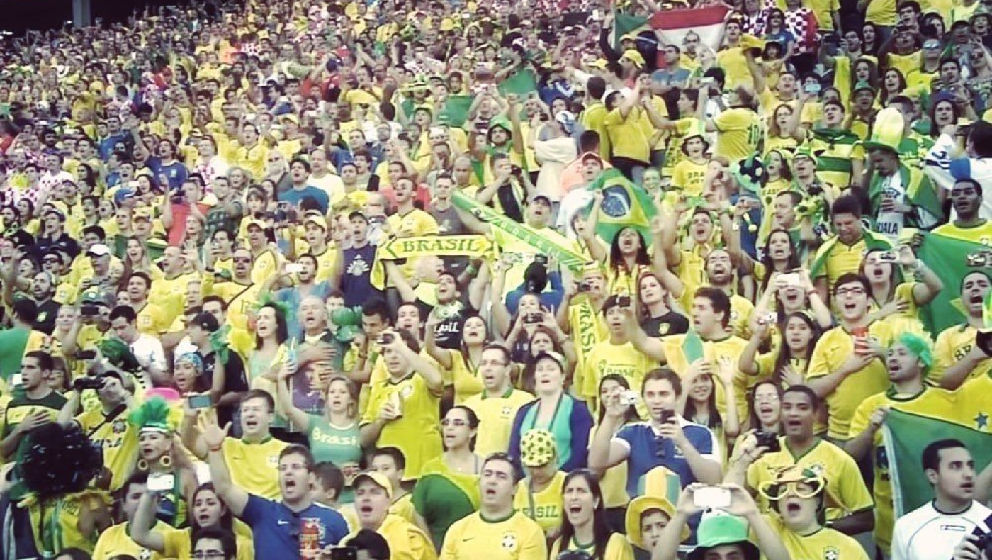 Λευκοί με εισιτήρια, σκουρόχρωμοι με... σκούπες