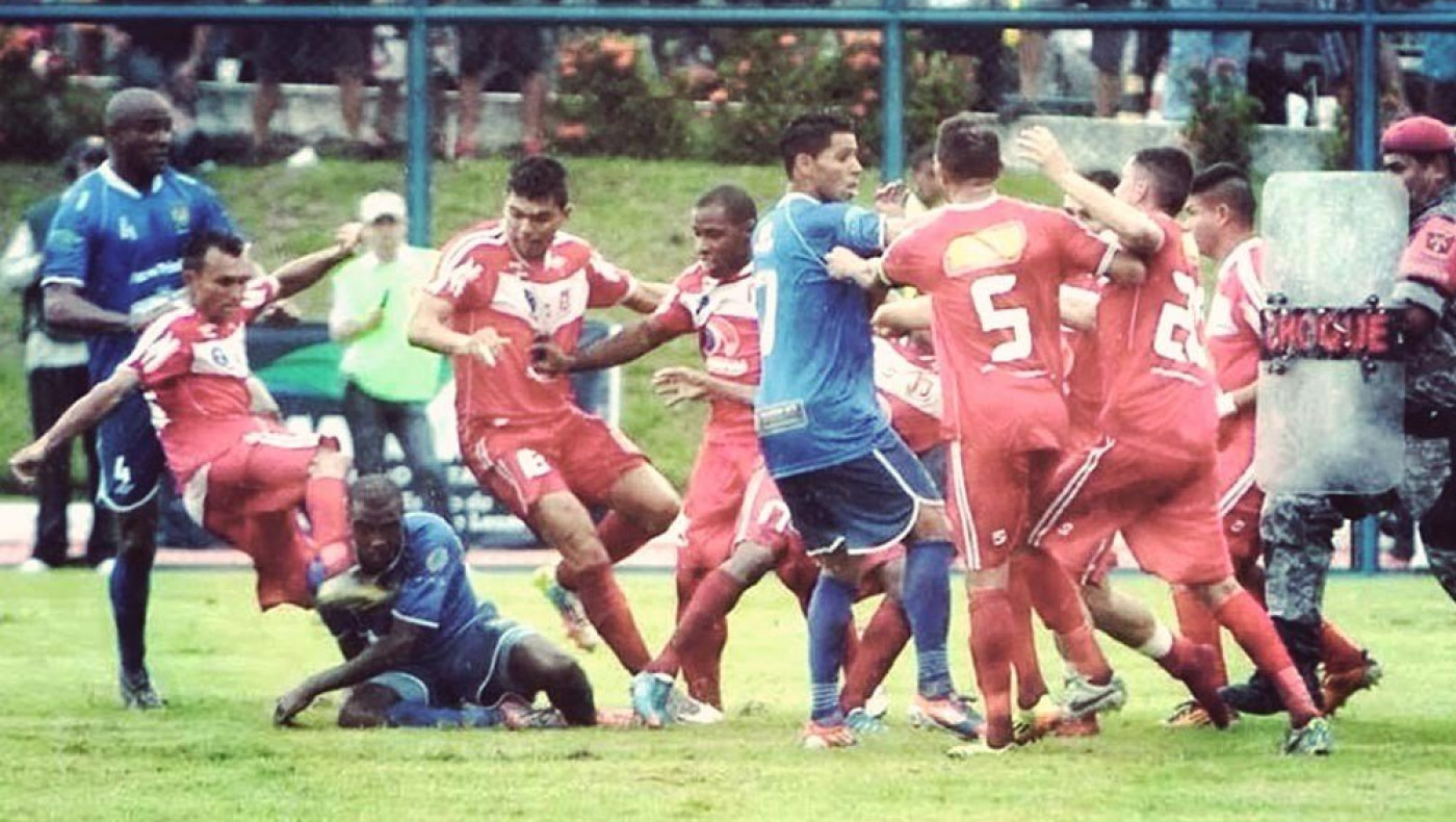 Άγριο ξύλο σε αγώνα στην Βραζιλία (video)