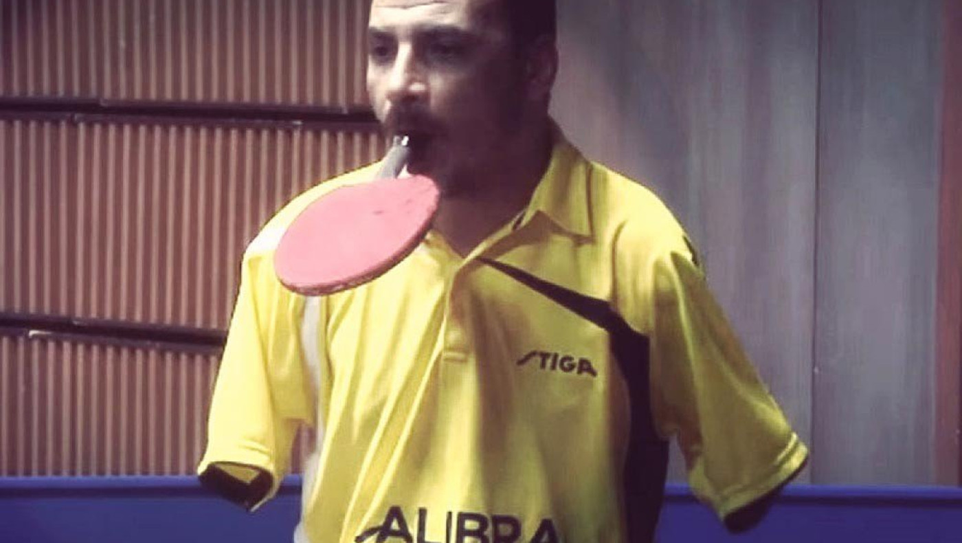 Συγκλονίζει ο αθλητής χωρίς χέρια (video)