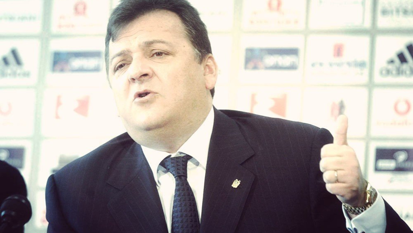 Ο Γούμενος, οι ρετσίνες και τα... περίεργα τσιγάρα