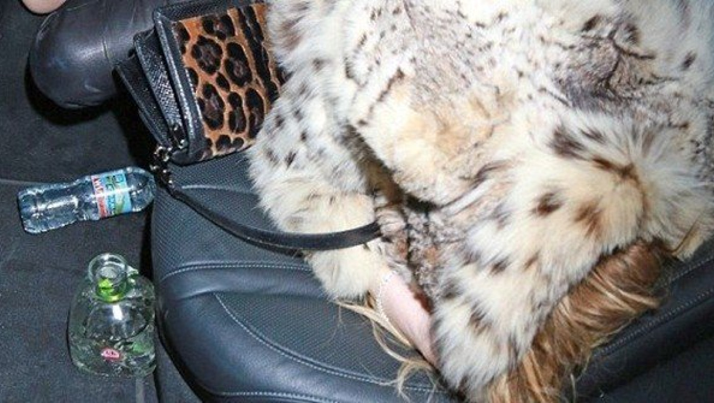 «Λιώμα» από το ποτό πασίγνωστη τραγουδίστρια μετά από event! (pics)