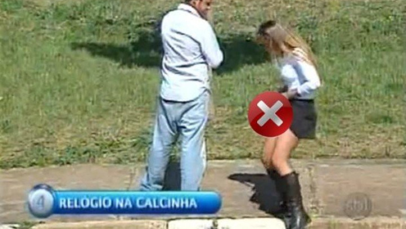 Σάλος! Σηκώνει την φούστα στον δρόμο! (video)