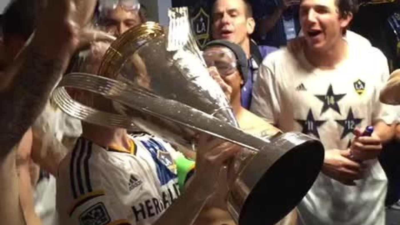 Το σήκωσαν και μετέτρεψαν τα αποδυτήρια σε πισίνα με... μπύρες! (vines)