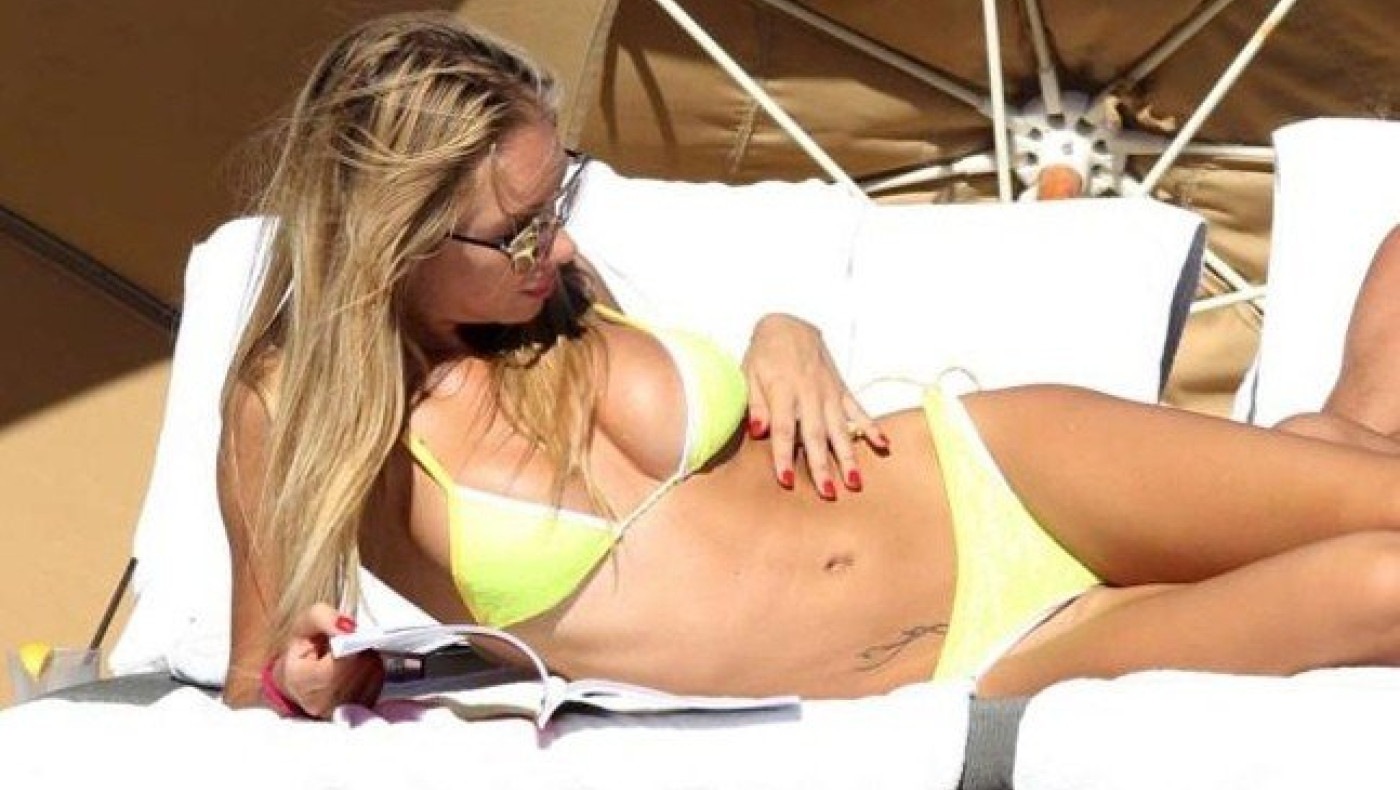 Η Λάουρα Κρεμάσκι απολαμβάνει τις διακοπές της και... ανάβει φωτιές (PICS)