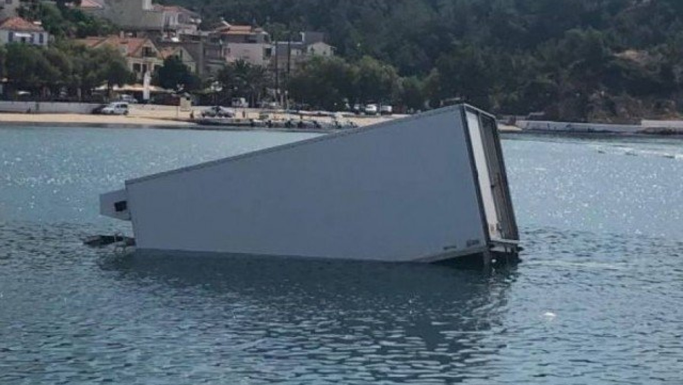 Θάσος: Φορτηγό έκανε «βουτιά» στη θάλασσα (ΦΩΤΟ & ΒΙΝΤΕΟ)