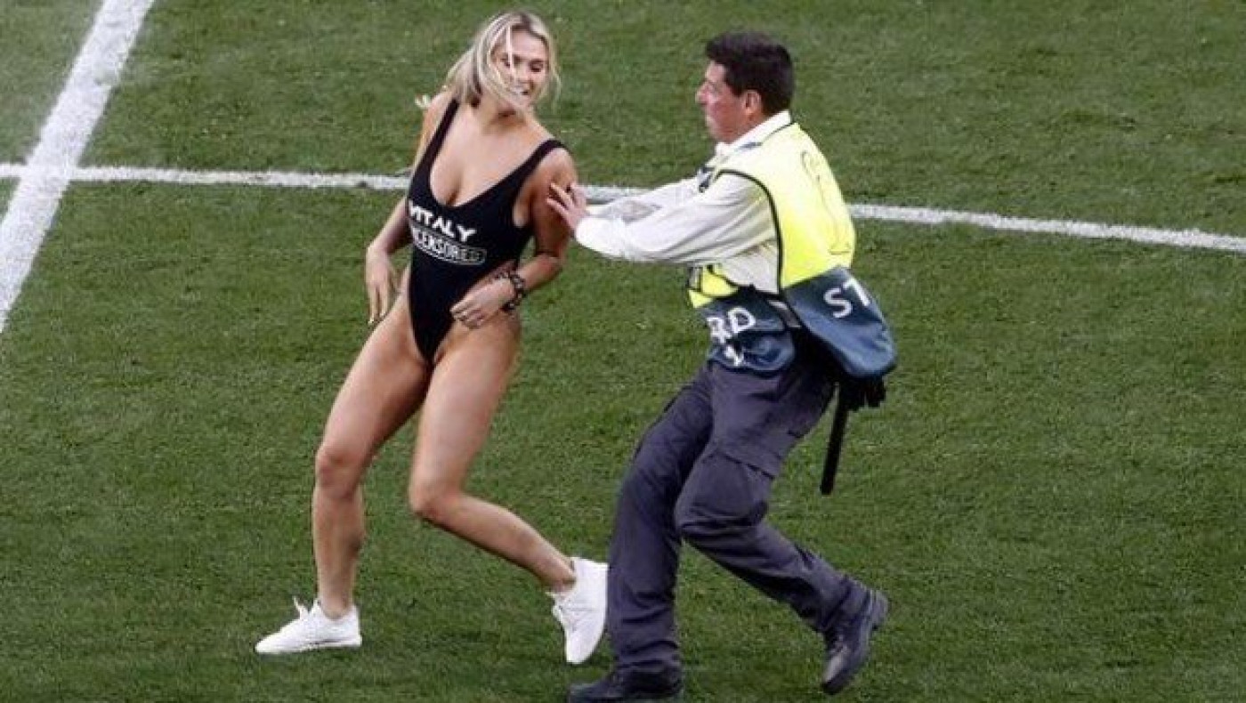 Η καυτή εισβολέας του τελικού έριξε χυλόπιτα σε παίκτες της Λίβερπουλ!