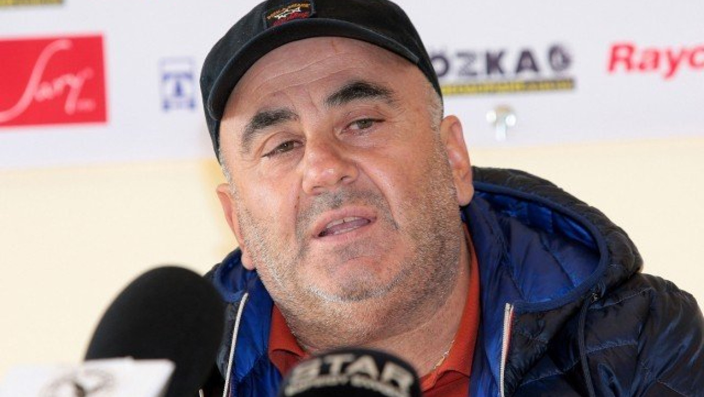 Παίρνει                           αποφάσεις ο Μπύρος