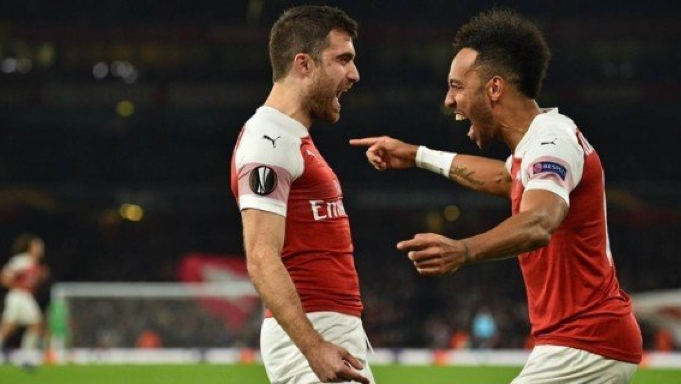 Ο «Sokratis» τραγουδάει,        ο Ομπαμεγιάνκ γελάει (vid)