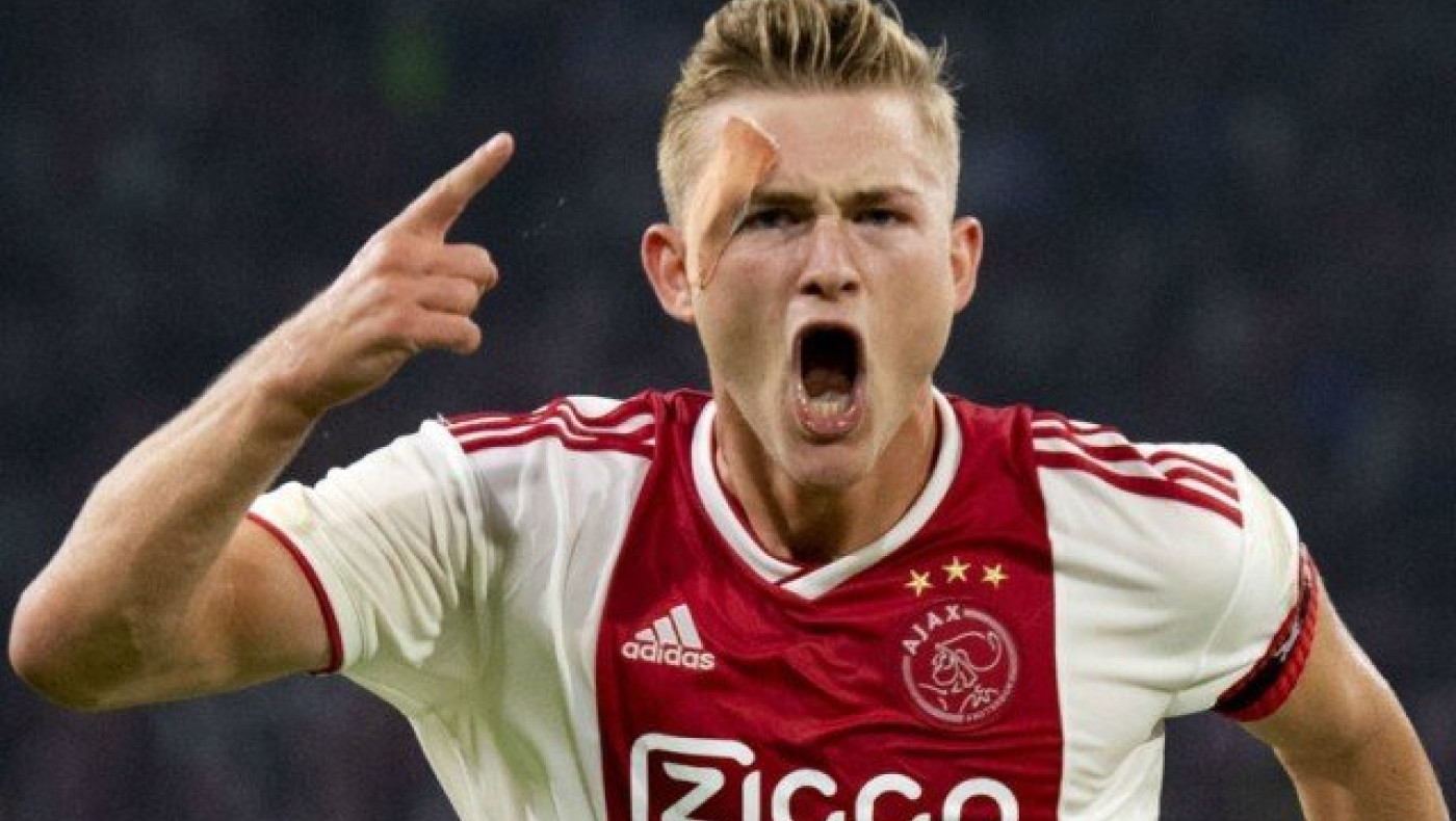 Γιουβέντους                                             καλεί Ντε Λιχτ