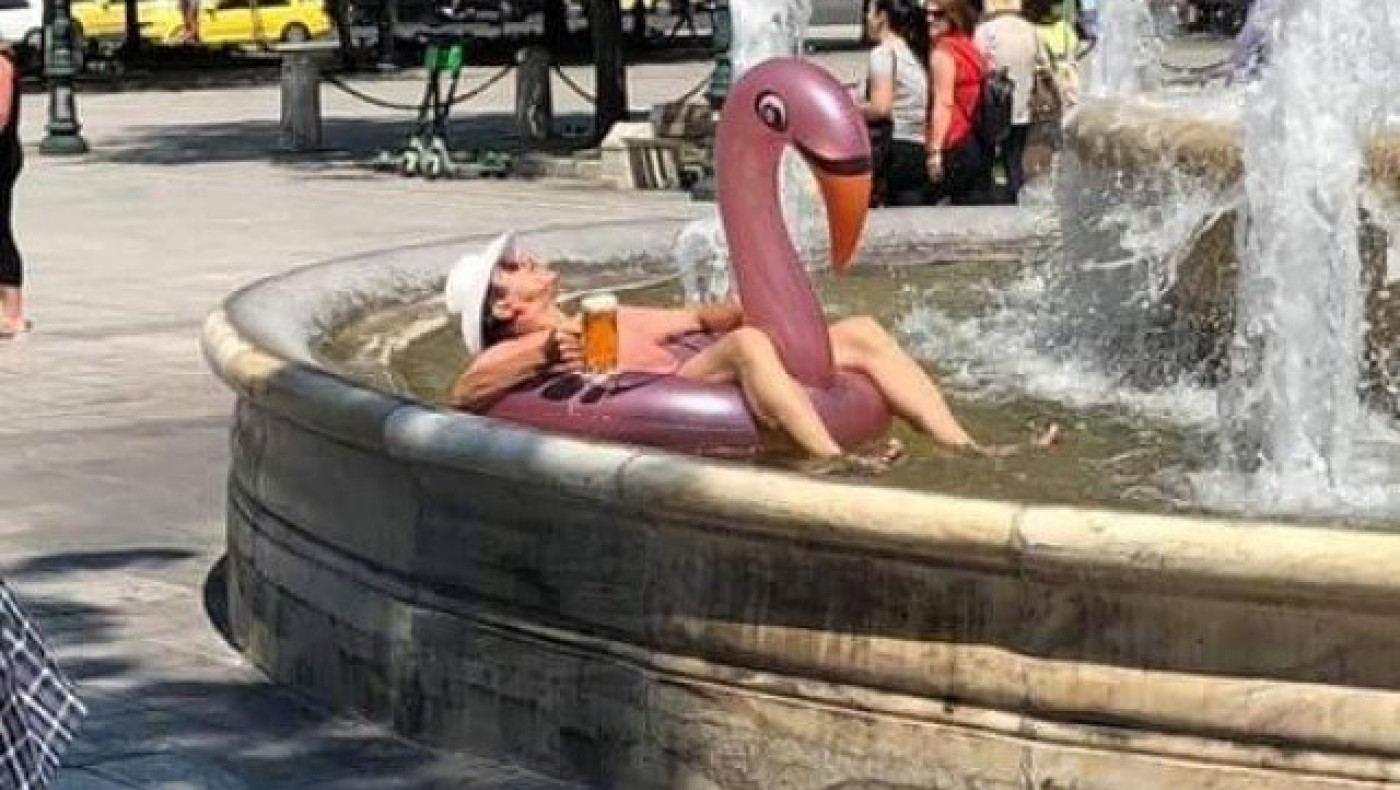 ΑΠΙΣΤΕΥΤΟ: Βούτηξε στο συντριβάνι του Συντάγματος παρέα με... μπύρα!