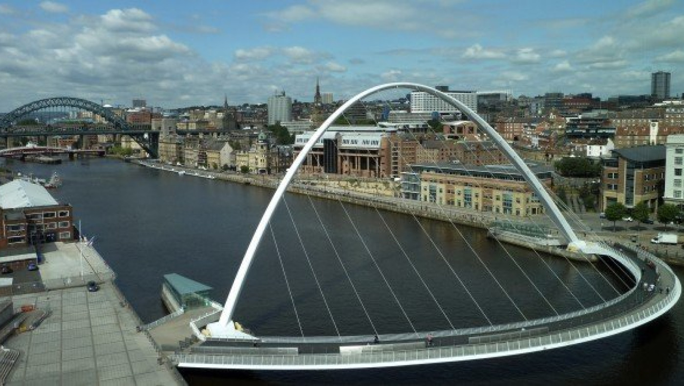 Απίστευτο: Οδηγός χτύπησε δύο πεζούς στην Αγγλία! (vid)