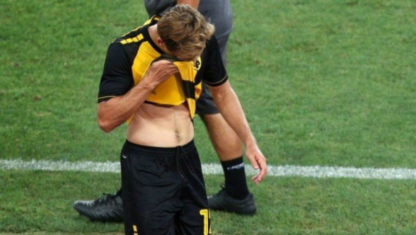 Χαμός στην ΑΕΚ με αποδοκιμασίες και συνθήματα υπέρ Λιβάγια