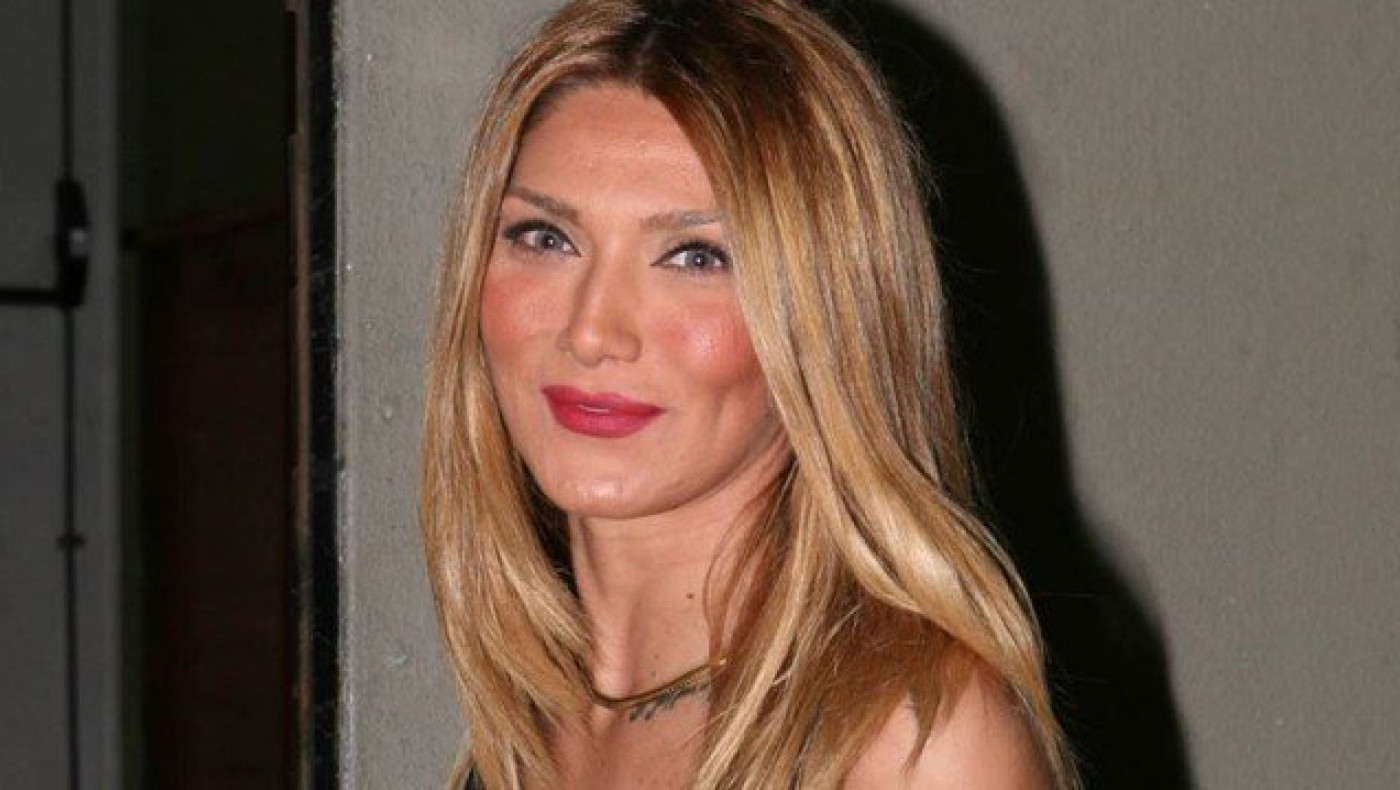 Η Αγγελική Ηλιάδη                           topless στην πισίνα (ΦΩΤΟ)