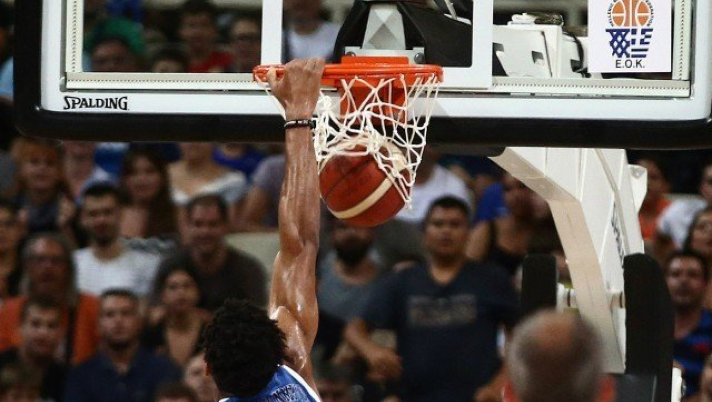 Το ΤΡΟΜΕΡΟ κάρφωμα του Αντετοκούνμπο μπροστά στον Μπογκντάνοβιτς! (v)