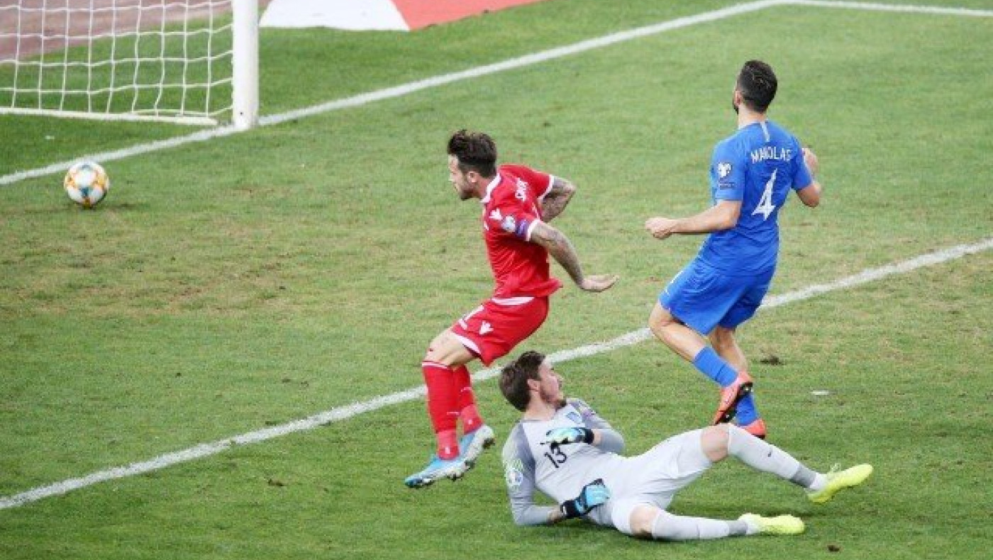 ΑΠΙΣΤΕΥΤΟ, με... μπου προσπάθησε να σταματήσει τον αντίπαλο ο Μανωλάς