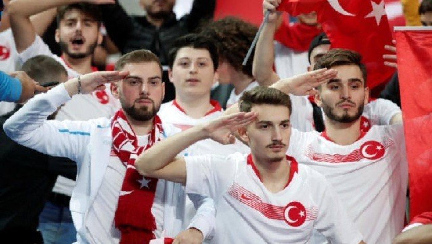 Στρατιωτικoί χαιρετισμοί και γκρίζοι λύκοι στο «Σταντ ντε Φρανς»!