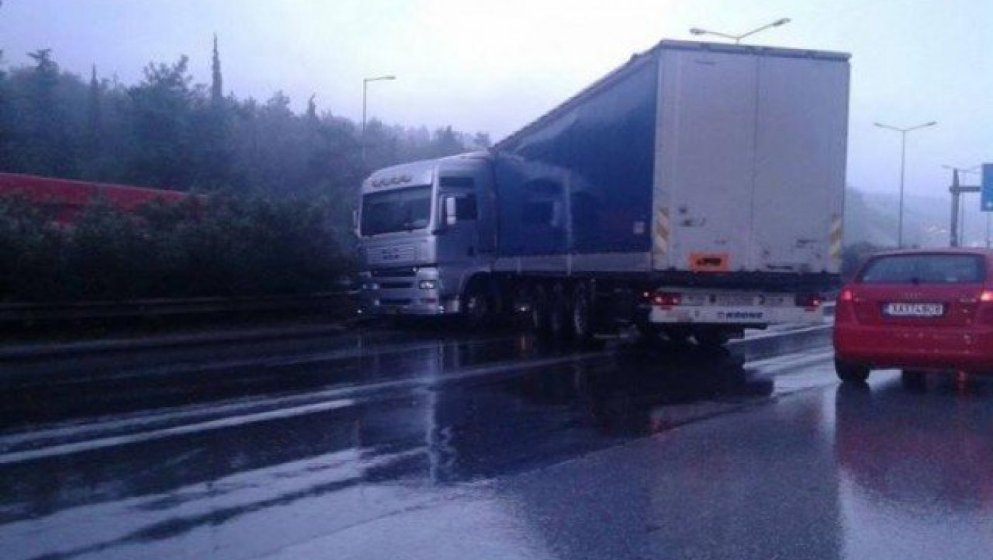 Θεσσαλονίκη: «Δίπλωσε» νταλίκα στην Εγνατία Οδό στην Ιωνία