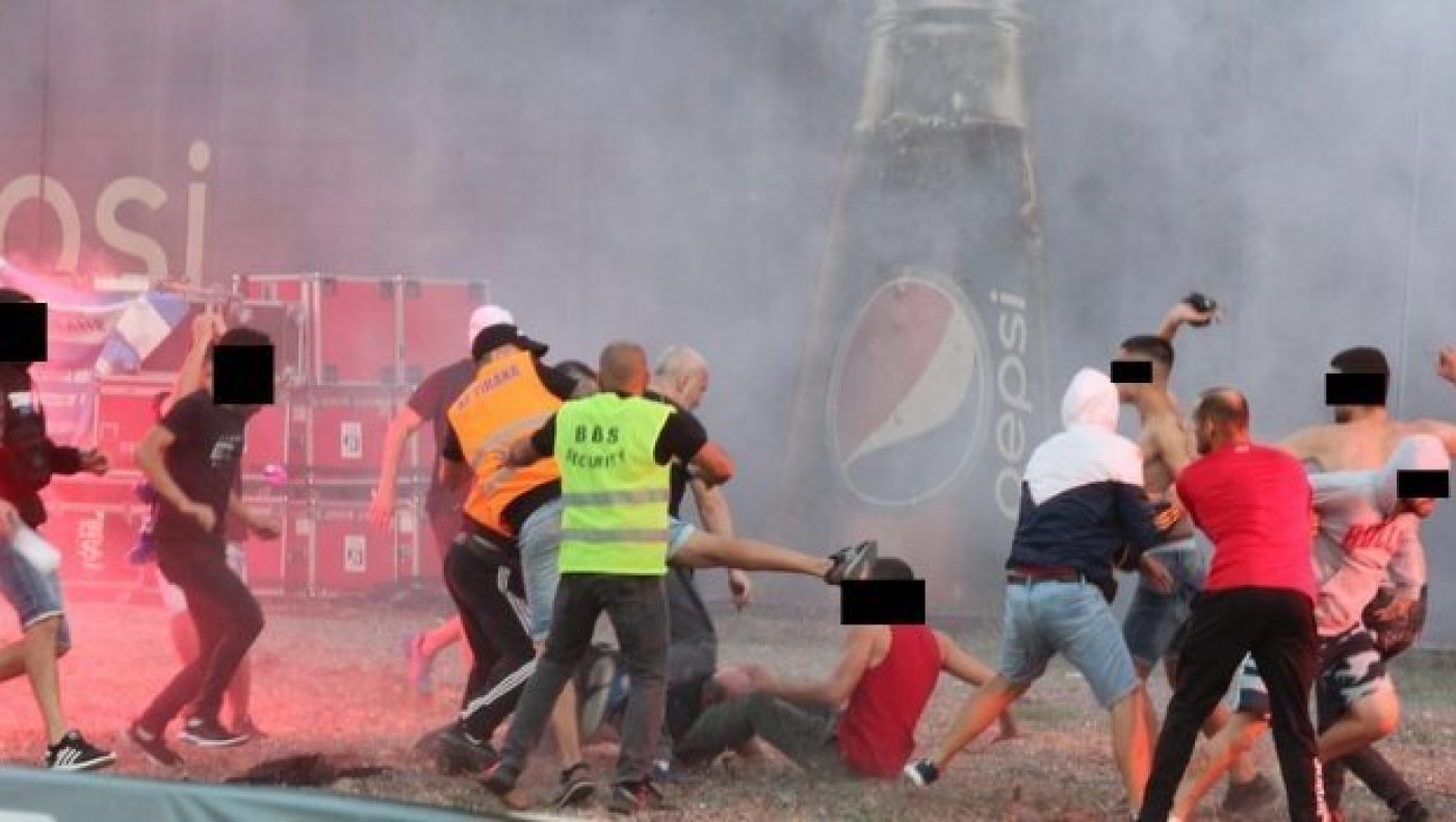 «Πολεμικό» σκηνικό στο ποδοσφαιρικό ντέρμπι των Τιράνων (vids)