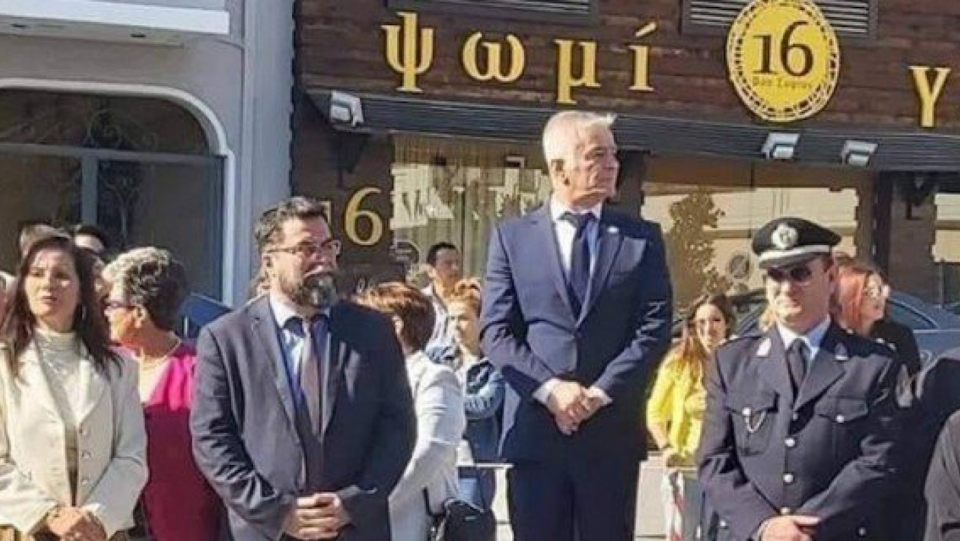 VIRAL: Δήμαρχος έστησε βάθρο στην παρέλαση, μόνο... για τον εαυτό του!