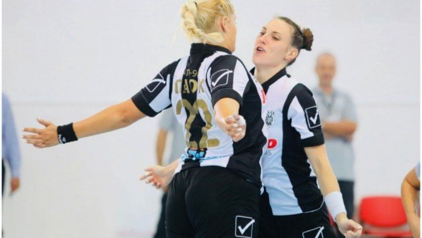 Με το δεξί                     οι νταμπλούχες Ελλάδας