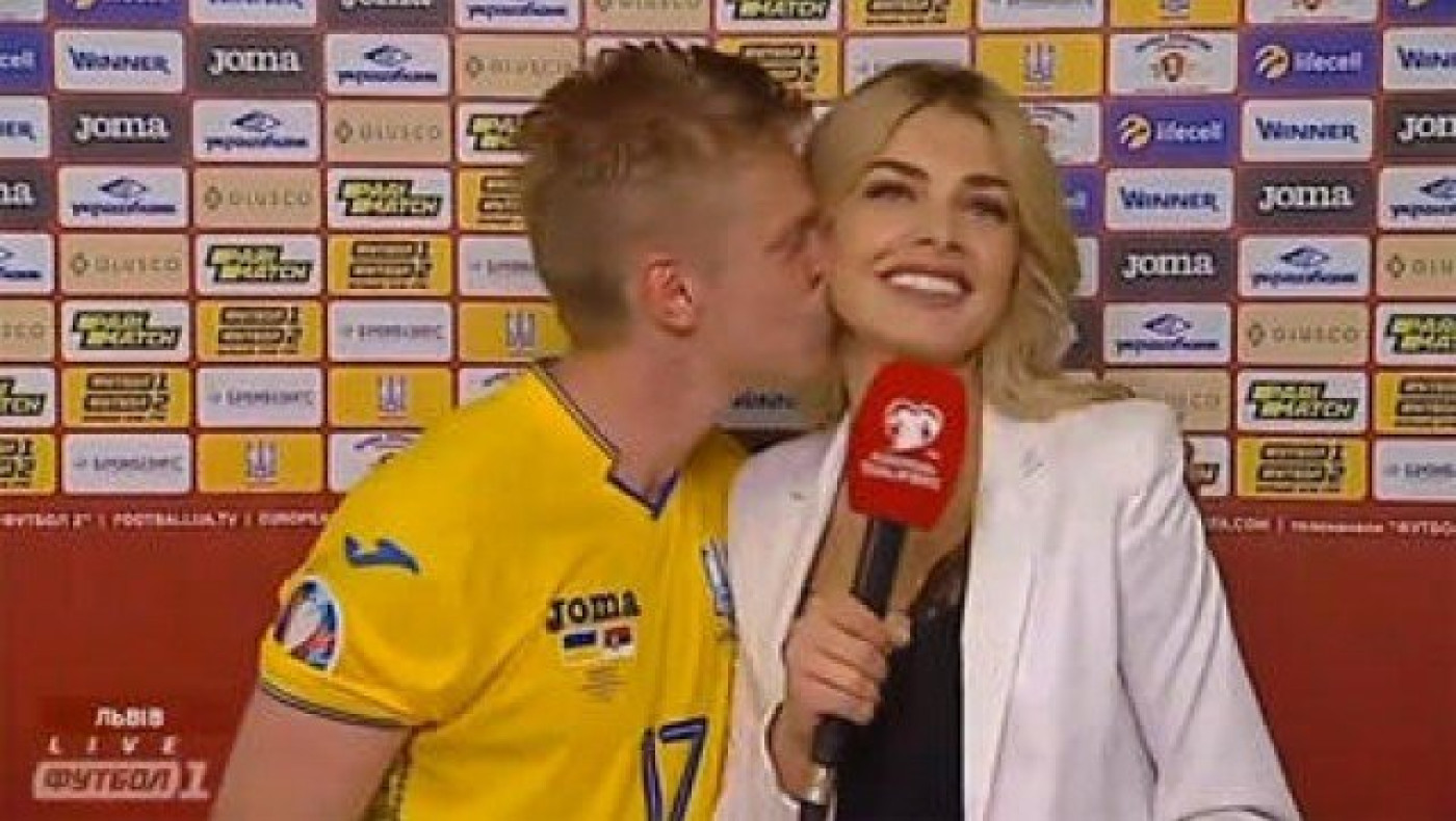 Θύμισε Κασίγιας ο Ζιντσένκο, φίλησε on air την καυτή ρεπόρτερ (vid)