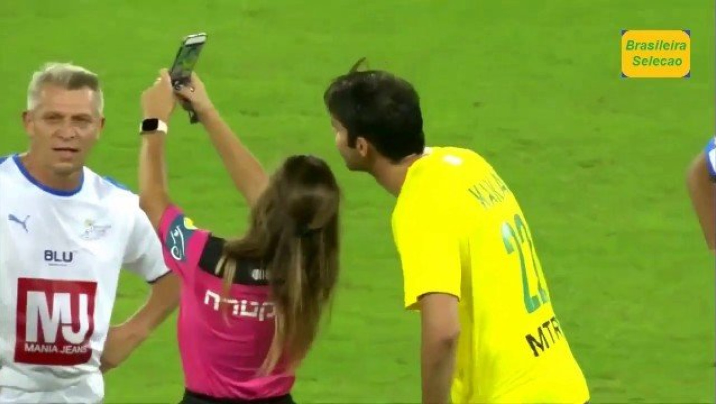 Διαιτητής έβγαλε selfie με τον Κακά κατά την διάρκεια του αγώνα (vid)