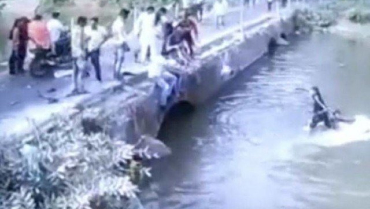 Πατέρας προσπαθεί να σώσει το παιδί του από αυτοκίνητο που βυθίζεται