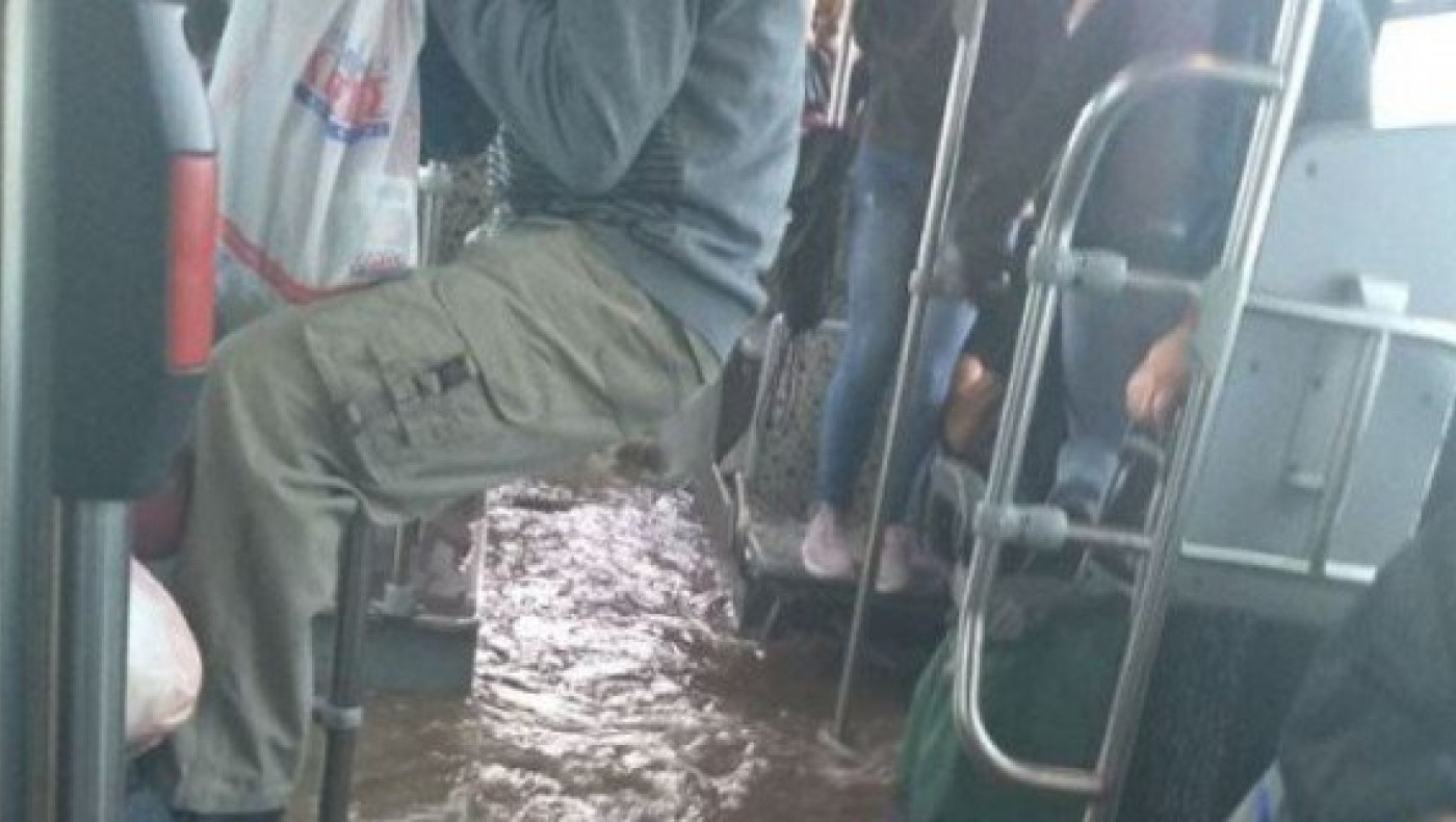 Λεωφορείο στον Ασπρόπυργο πλημμύρισε - Κρέμονταν οι επιβάτες! (ΒΙΝΤΕΟ)