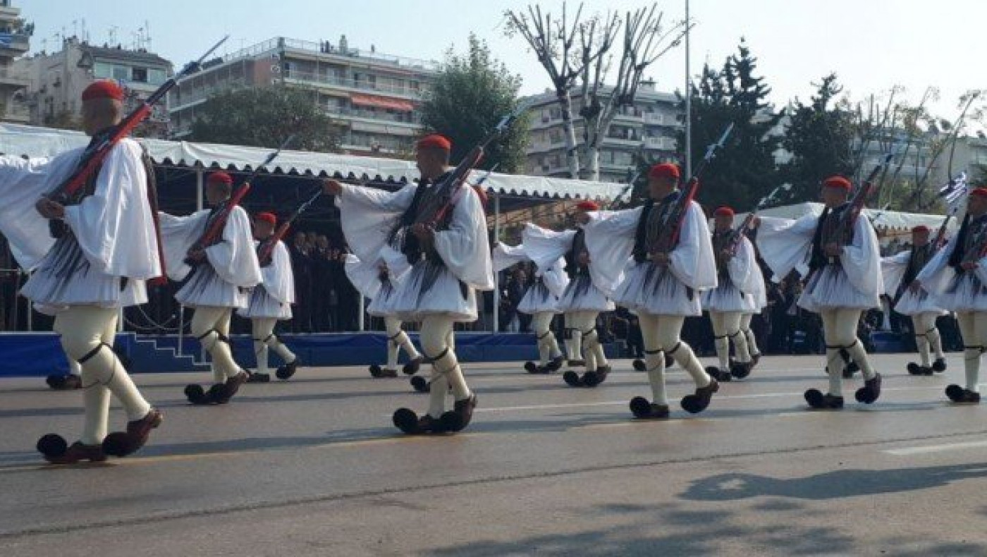 Τσολιάς γλίστρισε στην παρέλαση και το κατέγραψε ο Μπίσεσβαρ! (vid)