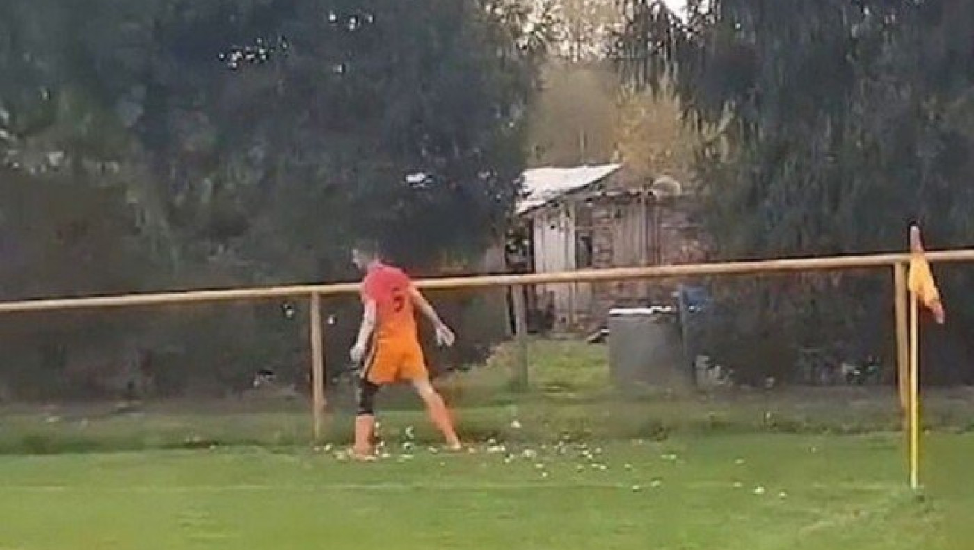 Ποδοσφαιριστής σκότωσε κότα κατά τη διάρκεια αγώνα και αποβλήθηκε(vid)