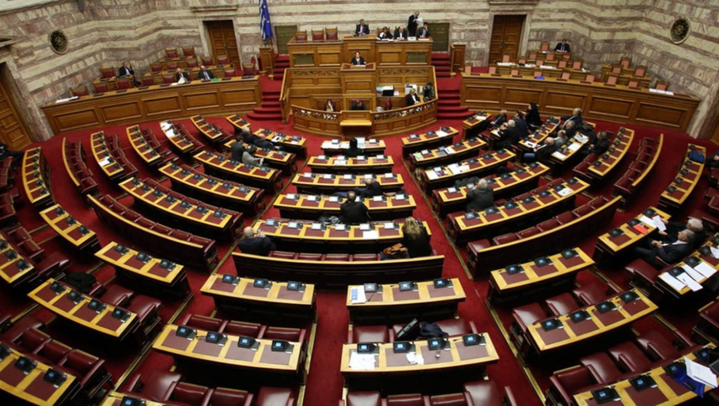 Η κακοκαιρία «Μπάλλος» χτύπησε και τη Βουλή -Επεσαν μάρμαρα, μπήκαν νερά στο κτίριο