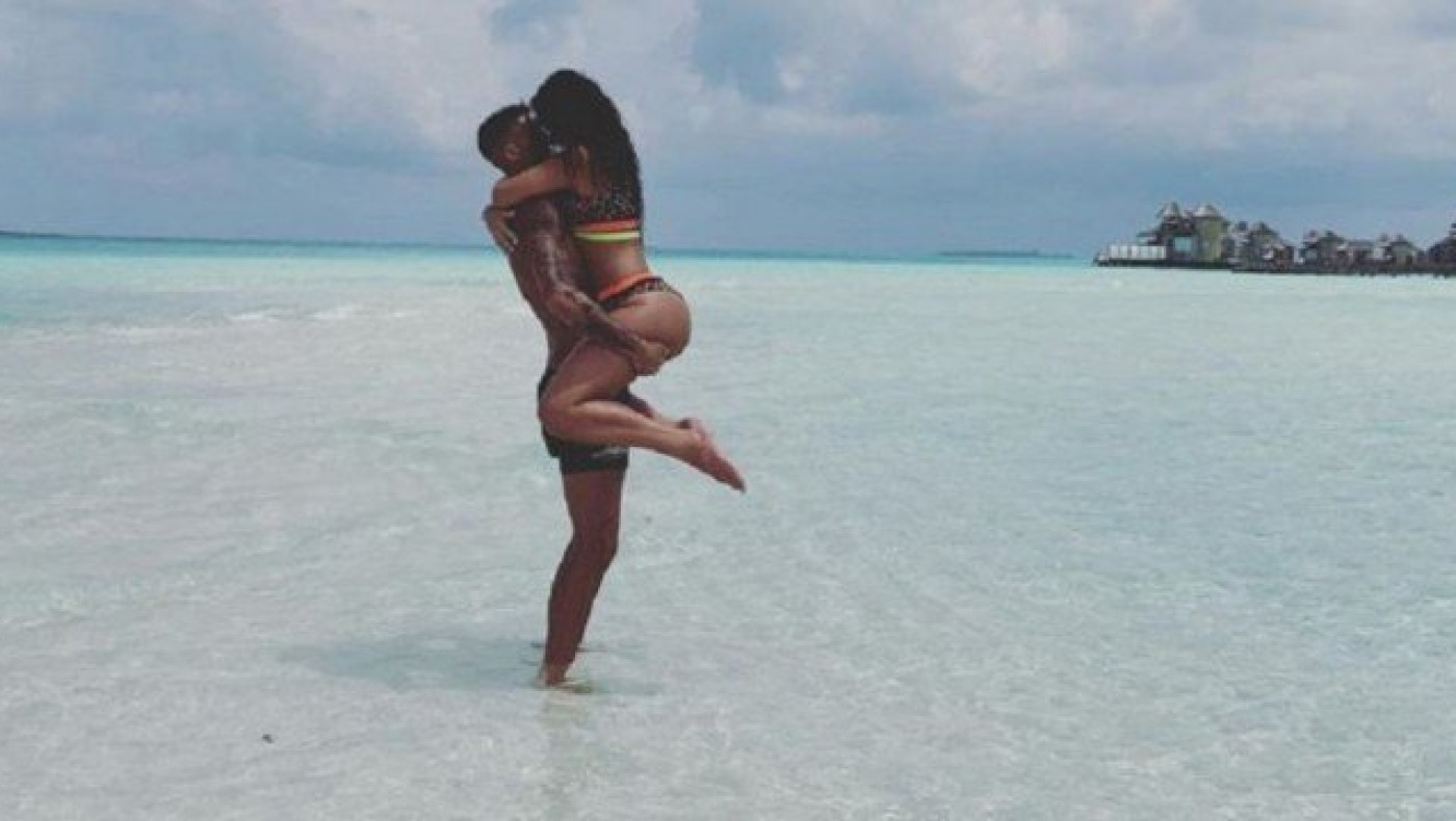 Χατσερίντι: Θάλασσα, ήλιος και σαγηνευτικές εικόνες με την γυναίκα του