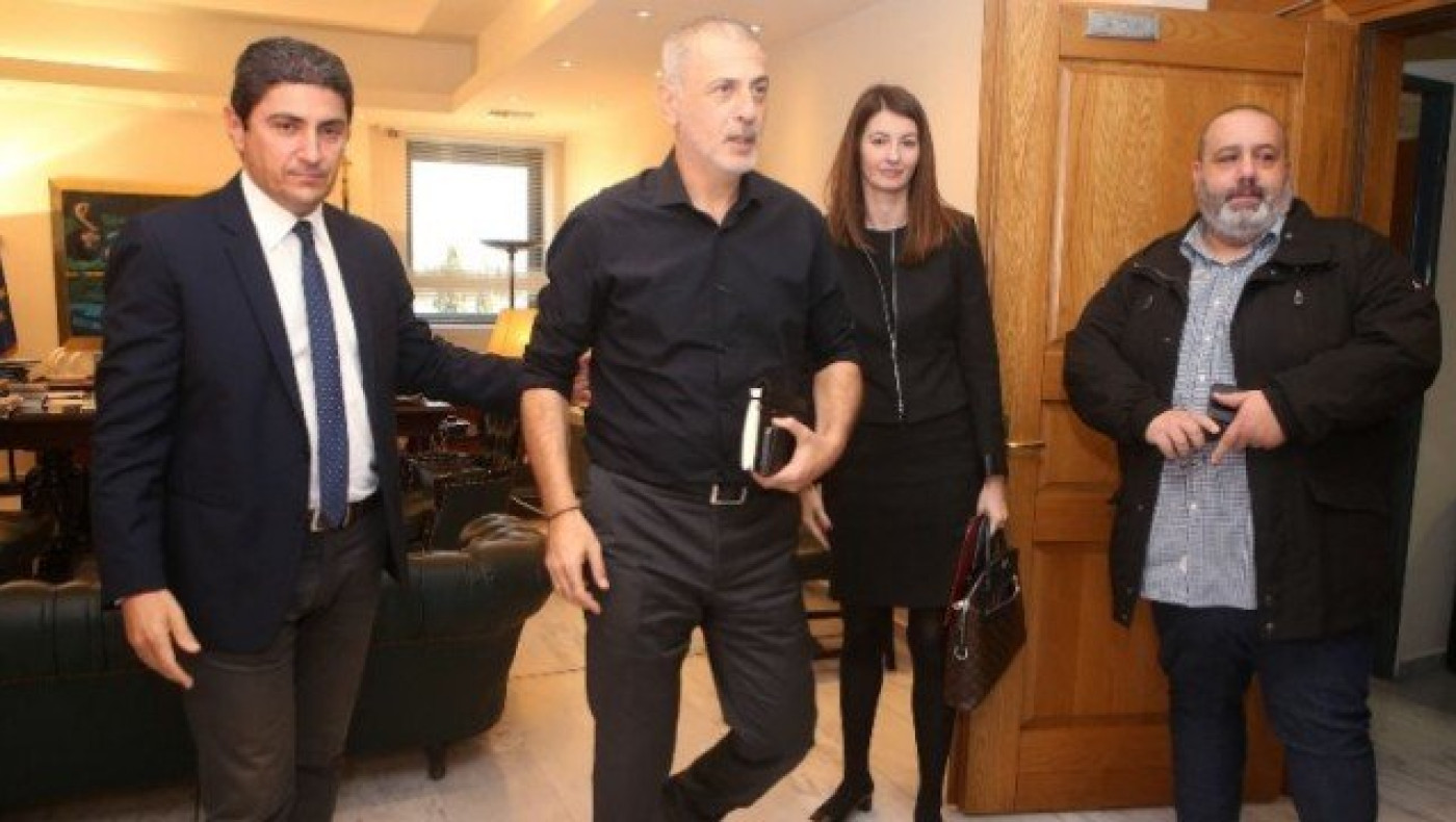 Ο Βαγγέλης ρίχνει το δόλωμα και ο Γάννης επιφυλάσσεται