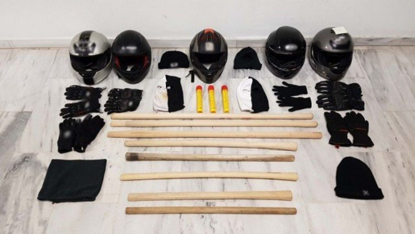 Αποτράπηκε οπαδικό επεισόδιο, συλλήψεις νεαρών με κοντάρια και πυρσούς