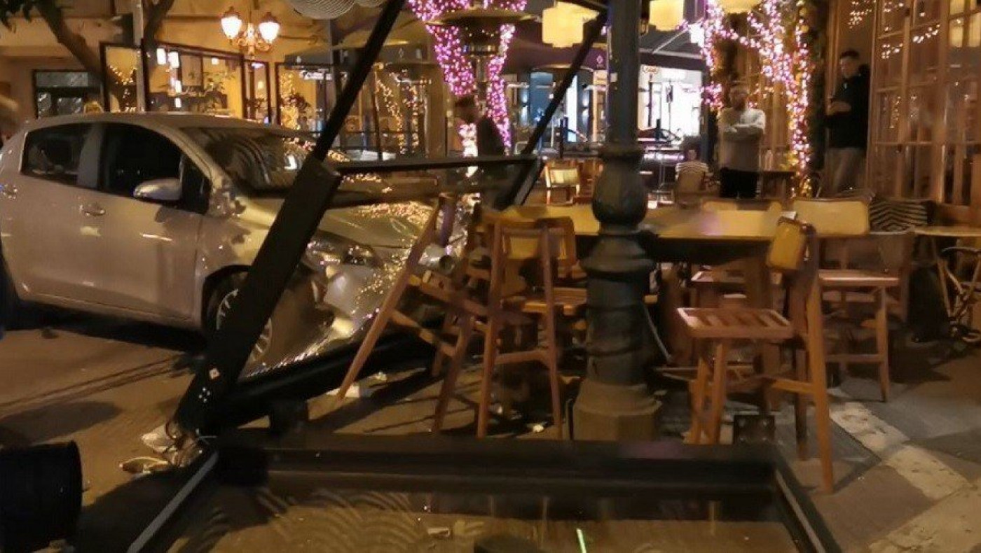 Αυτοκίνητο «μπούκαρε» σε γνωστό καφέ - μπαρ στο κέντρο της Θεσσαλονίκης