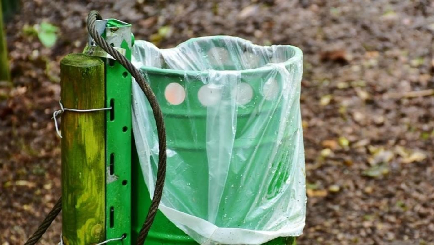 Έφυγαν για Χριστούγεννα και πέταξαν 15.000 ευρώ σε κάδο