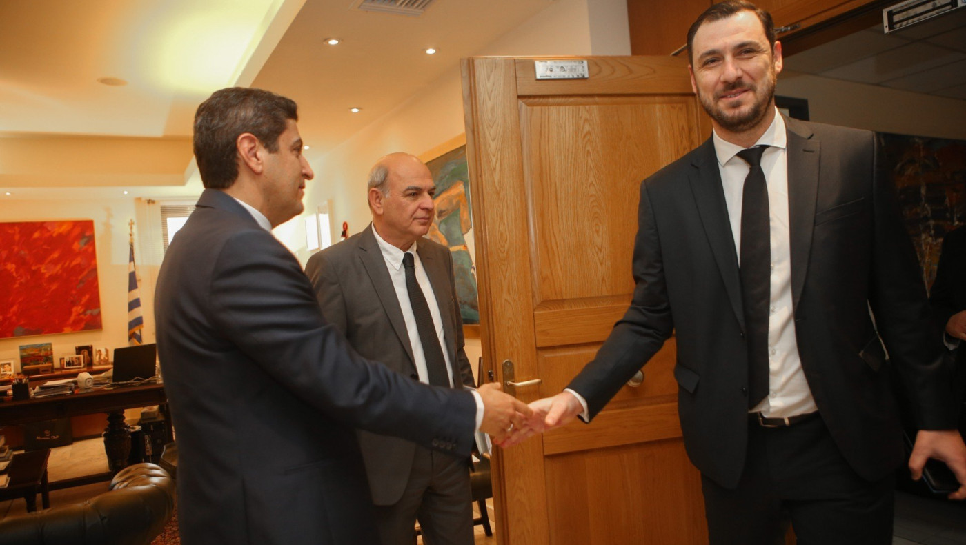 Ο Αυγενάκης σφραγίζει τις λέσχες φιλάθλων χωρίς άδεια