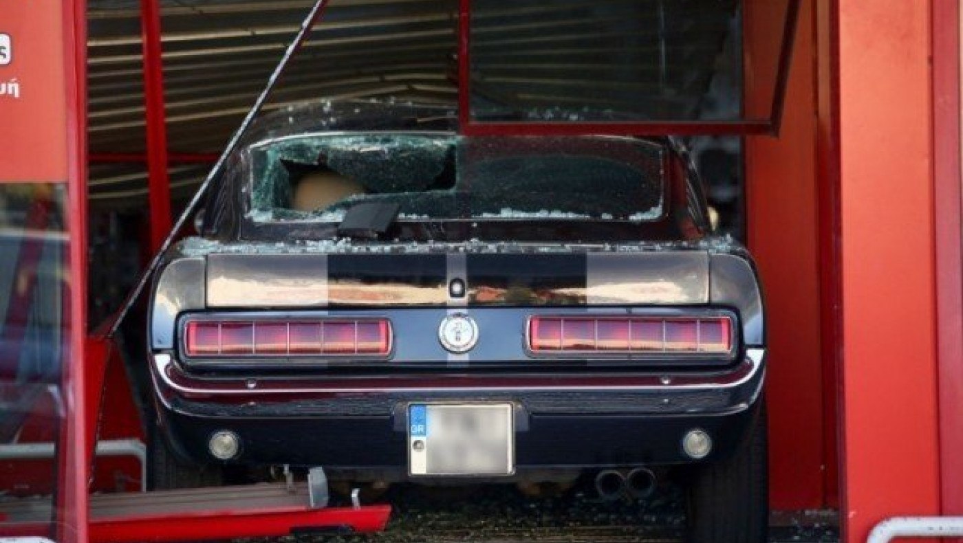 Θεσσαλονίκη: Αυτοκίνητο έπεσε σε τζαμαρία καταστήματος στον Εύοσμο