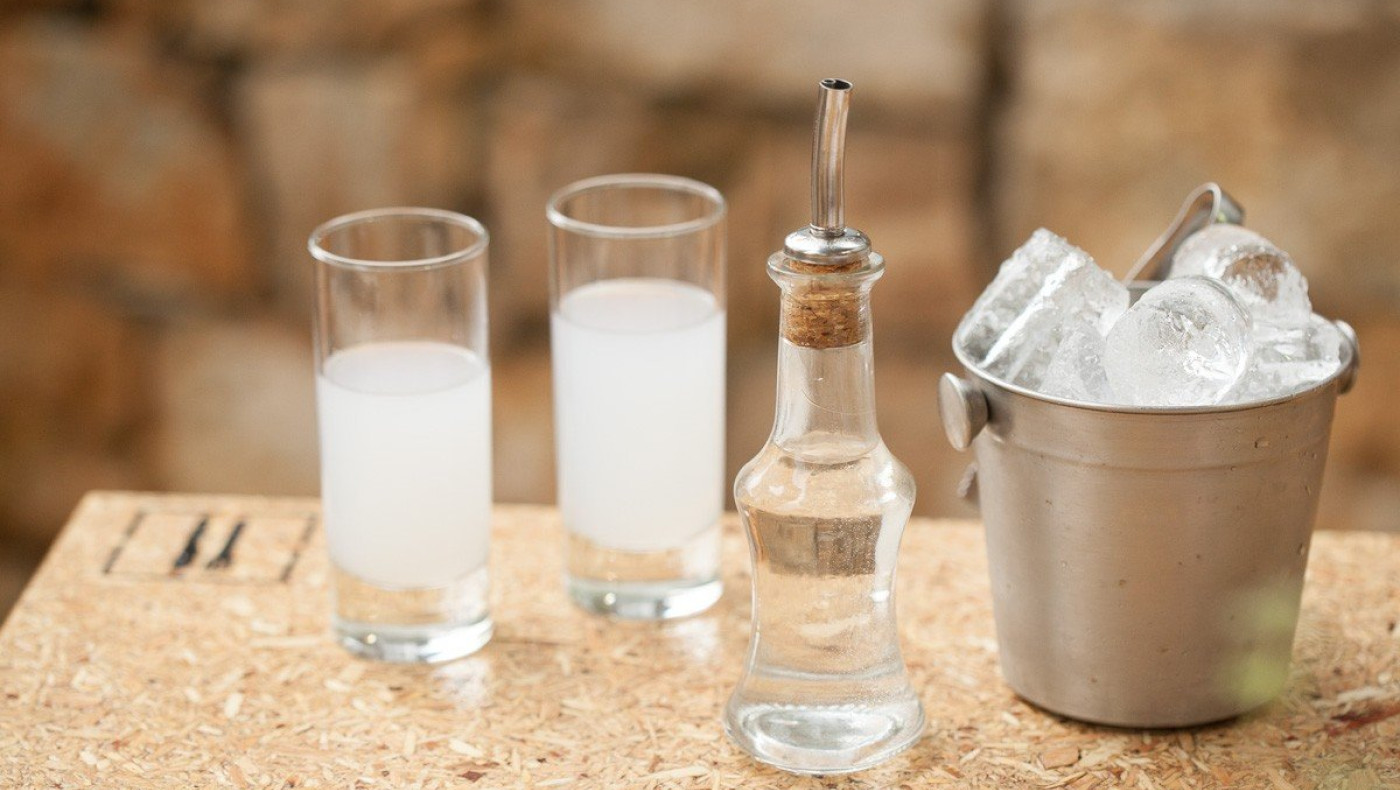 Και επισήμως τέλος το χύμα τσίπουρο σε καφενεία και κάβες