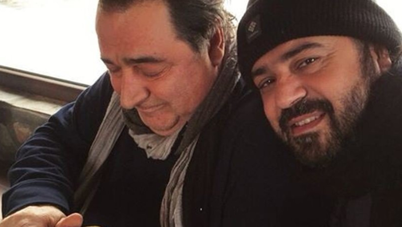 Άφησε το μικρόφωνο και έπιασε τις πατάτες ο Καρράς! (pic)