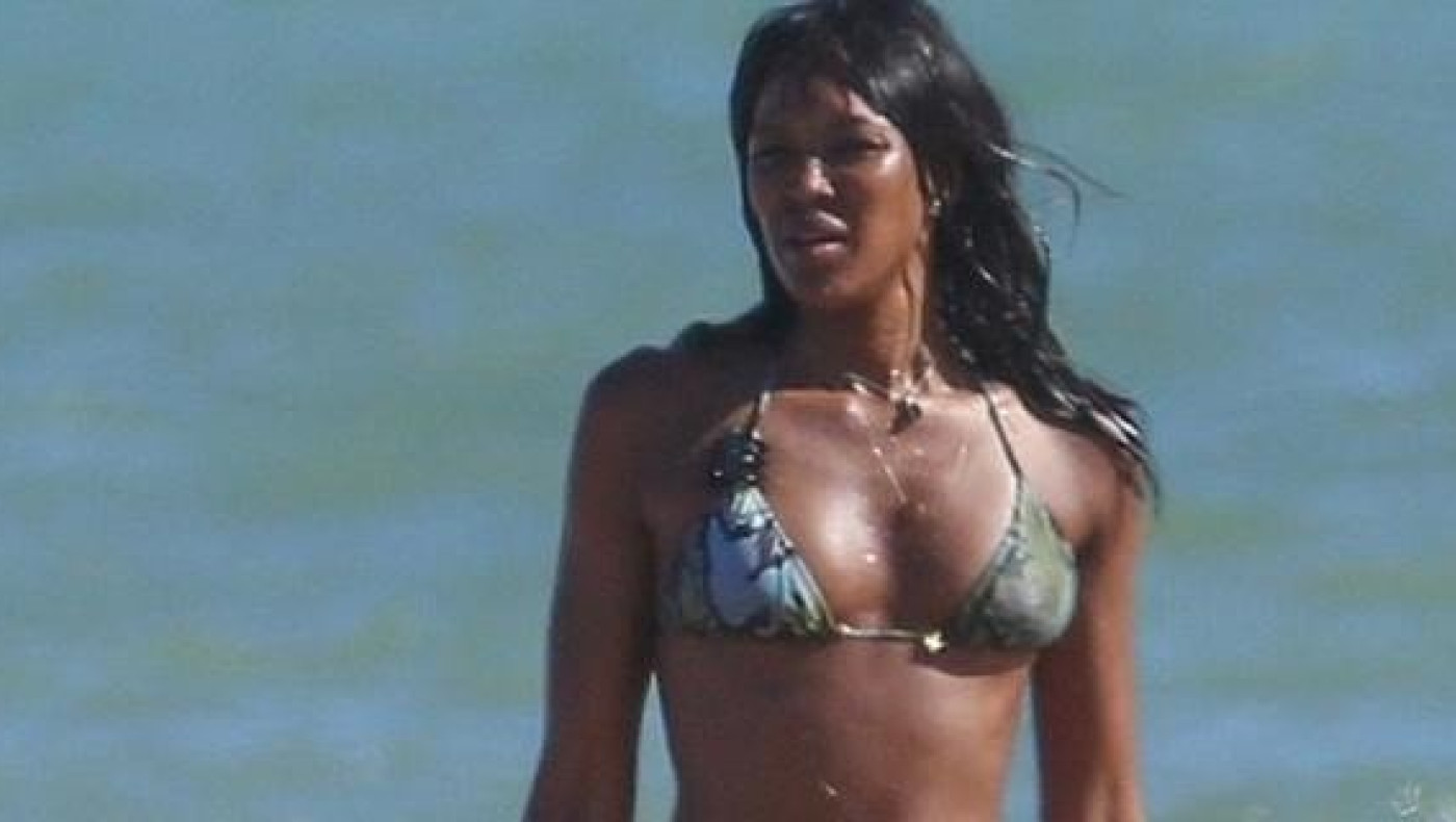 Τρελαίνει κόσμο και στα 44 της η Ναόμι Κάμπελ! (pics)