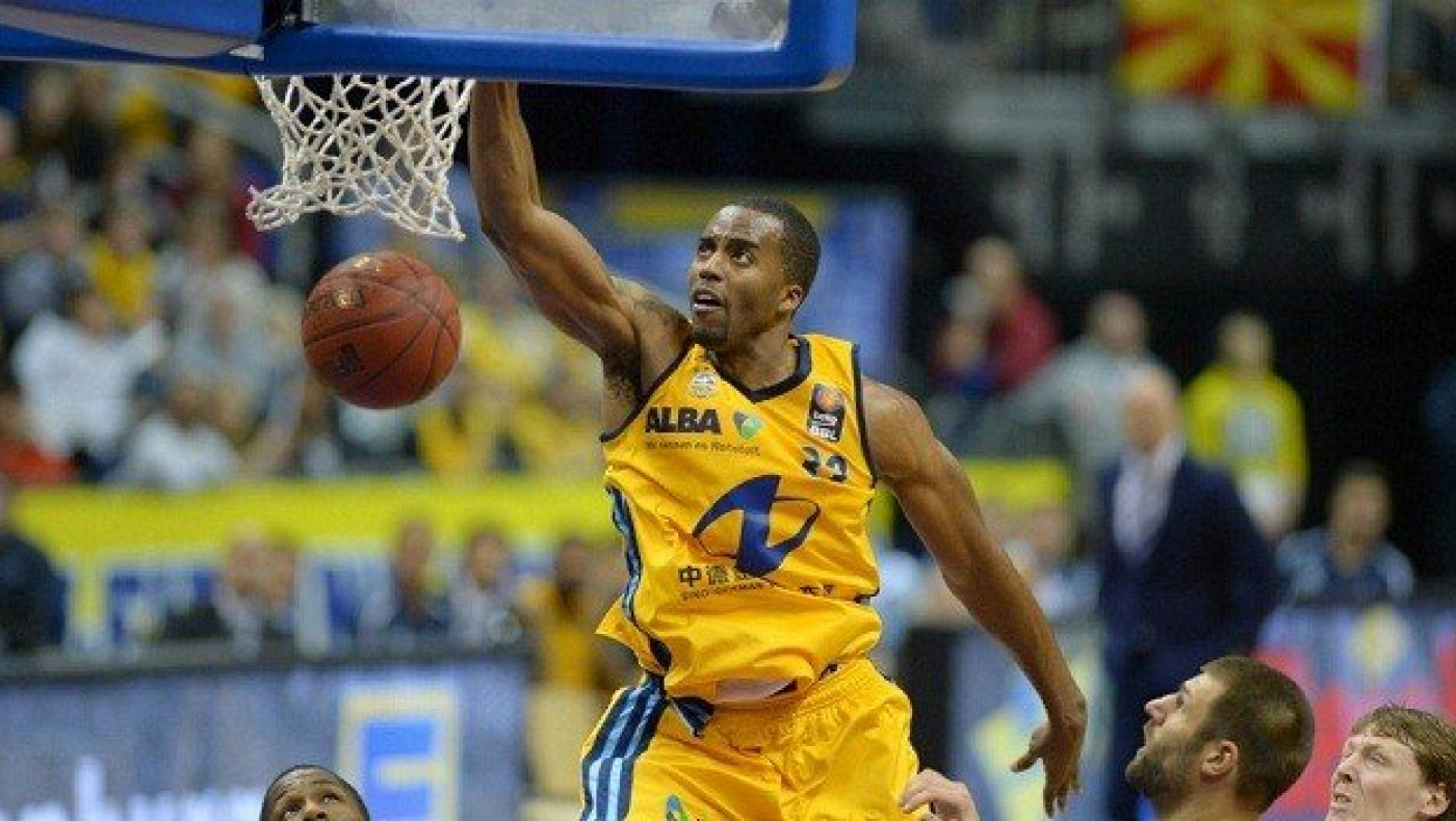 Πρωτοχρονιάτικο πάρτι η Άλμπα