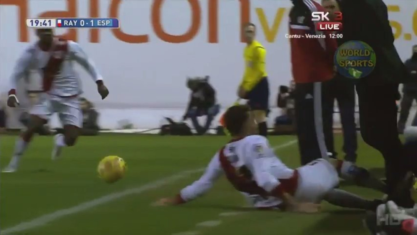 Σκληρό τάκλιν στον προπονητή του! (video)