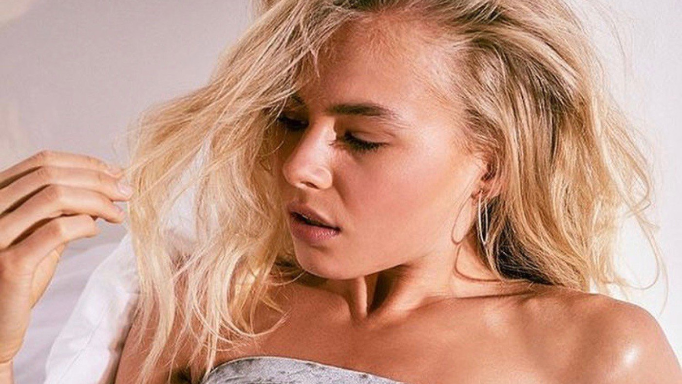 Το κορίτσι του Ντε Λιχτ κάνει στριπτίζ και μας τρελαίνει!